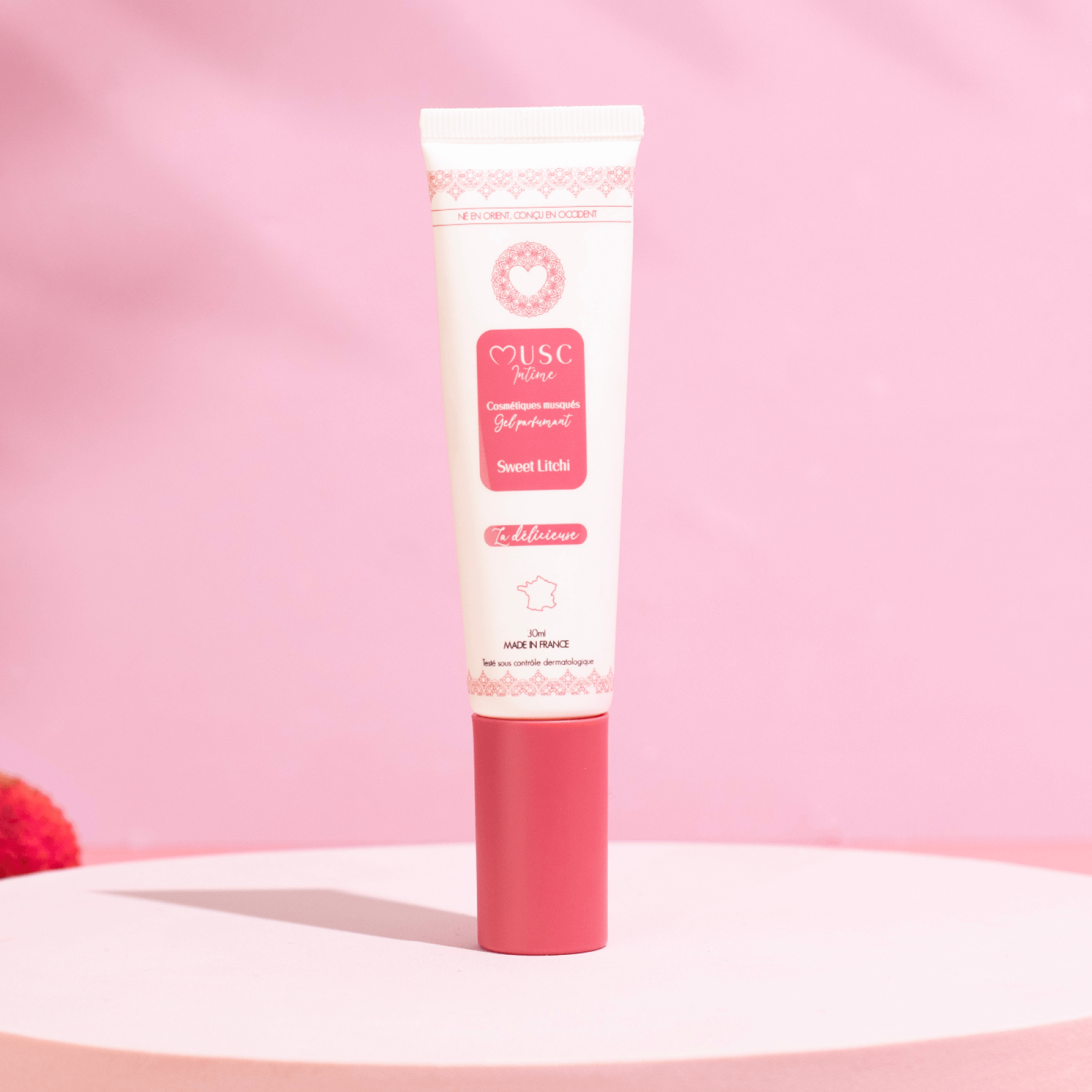 Het ritueel van de heerlijke vrouw met zoete lychee